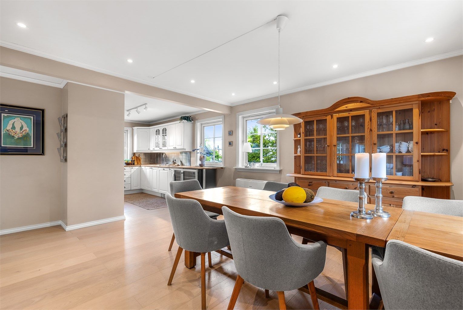 Kjøkken med god plass til et stort spisebord