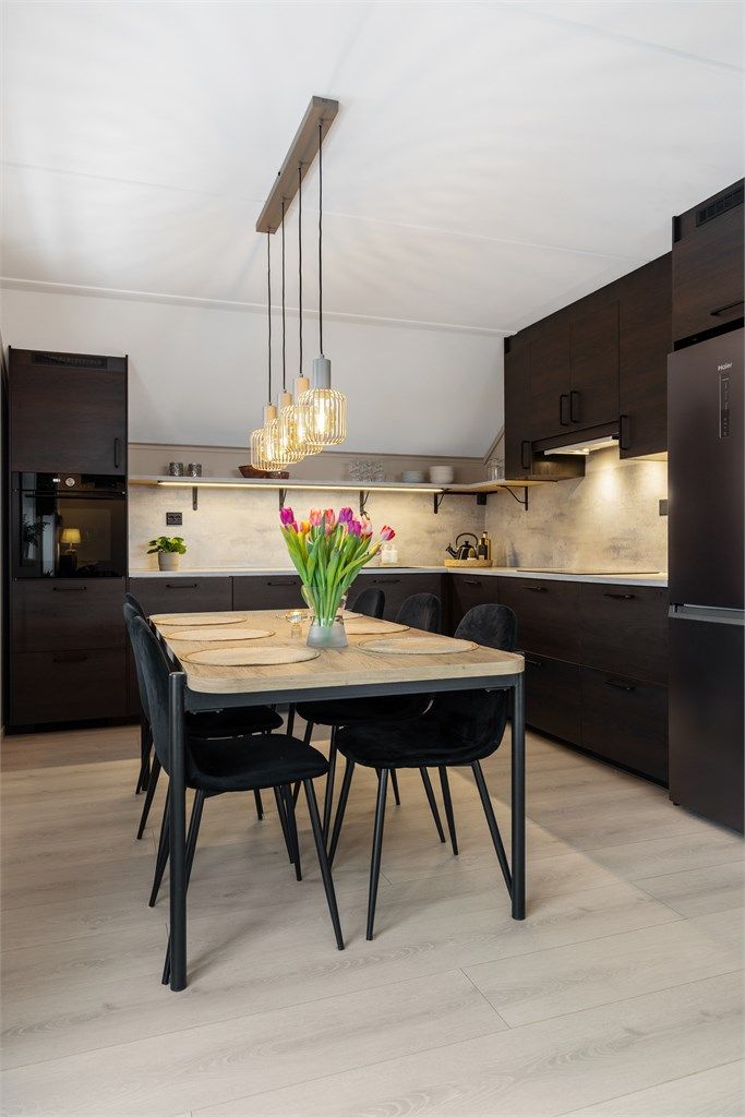 Kjøkkenet er romslig og gir en naturlig plassering for en hyggelig spisesone.