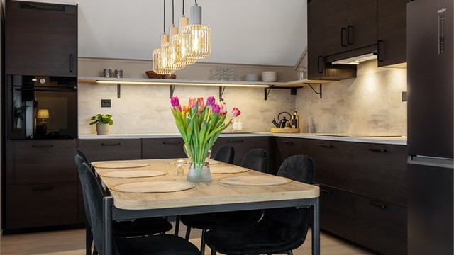 Kjøkkenet er romslig og gir en naturlig plassering for en hyggelig spisesone.