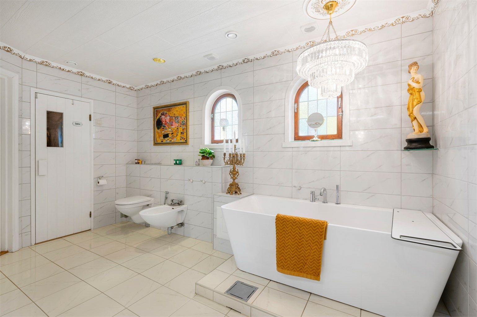 Rommet har mange iøynefallende detaljer, slik som listverk, stukkatur og fargeglass. 