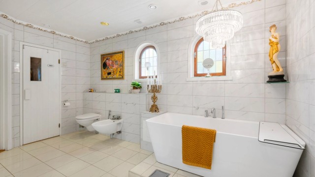 Rommet har mange iøynefallende detaljer, slik som listverk, stukkatur og fargeglass.