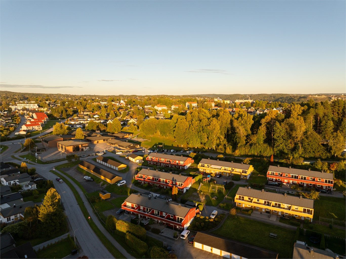 For en familie med barn i skolealder er det meget praktisk at Låby skole ligger kun få meter fra boligen.