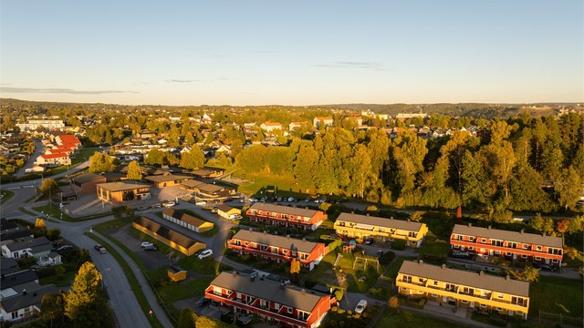For en familie med barn i skolealder er det meget praktisk at Låby skole ligger kun få meter fra boligen.