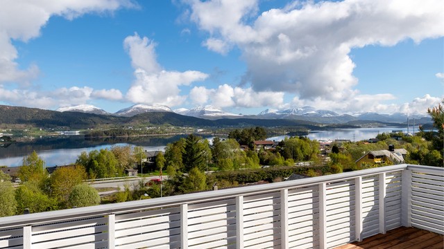 Utsikt mot fjell og fjord fra terrassen.