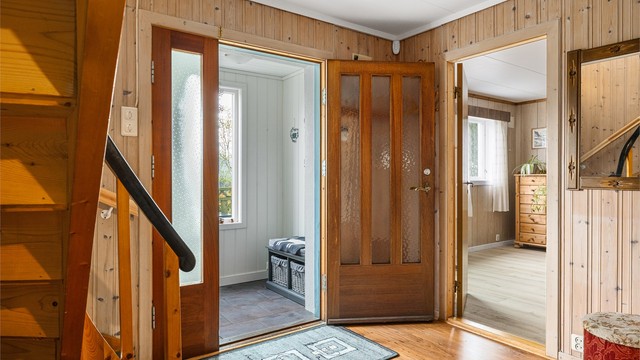 Boligens inngang er i 1. etasje med vindfang og hall