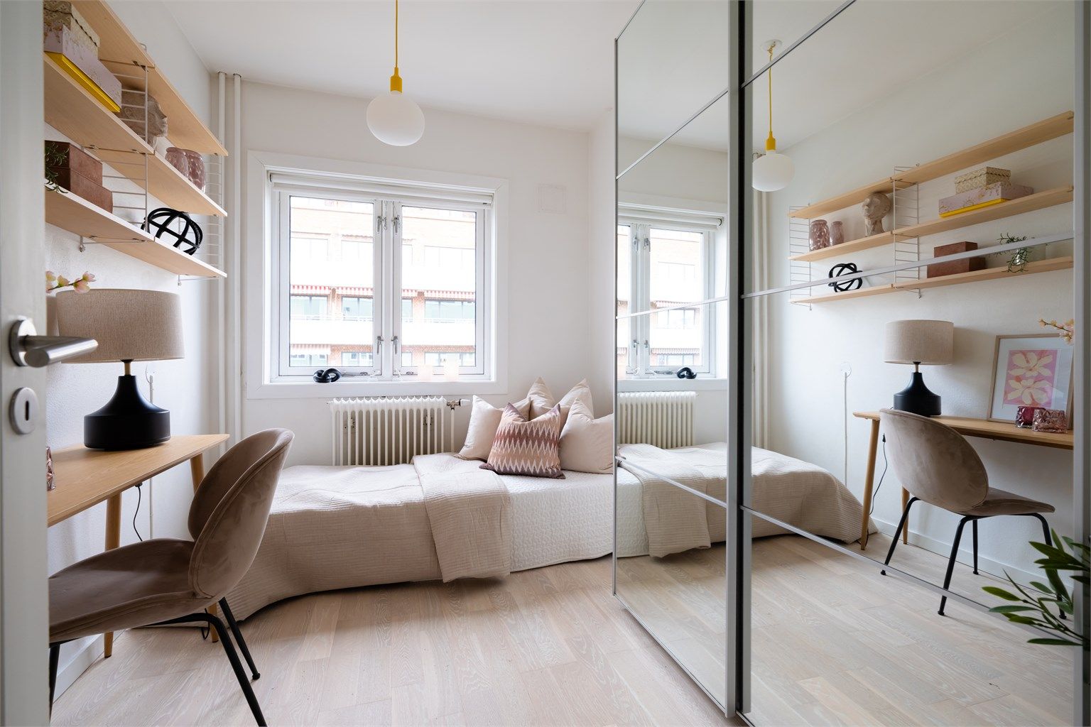 Leilighetens øvrige to soverom er perfekt som barnerom, gjesterom eller kontor.