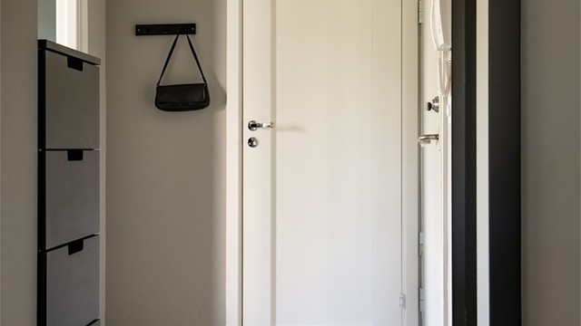 Innbydende entré som tar deg videre til leilighetens øvrige rom.