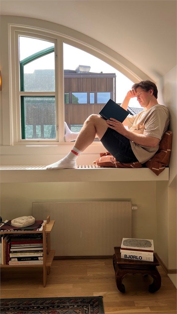 Vindusposten er en perfekt plass for å slappe av med en god bok.