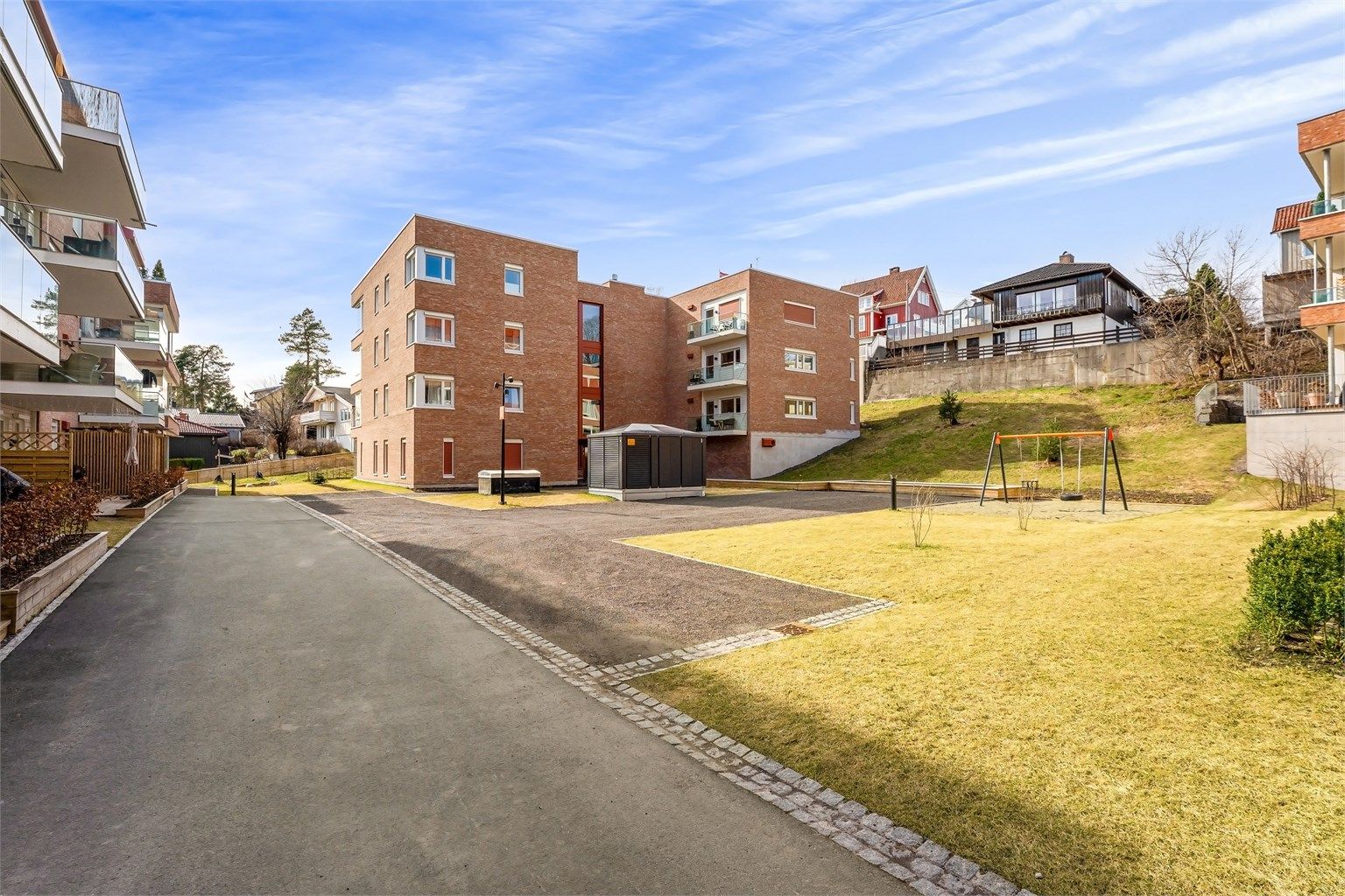 Nyere boligsameie med hyggelige fellesarealer