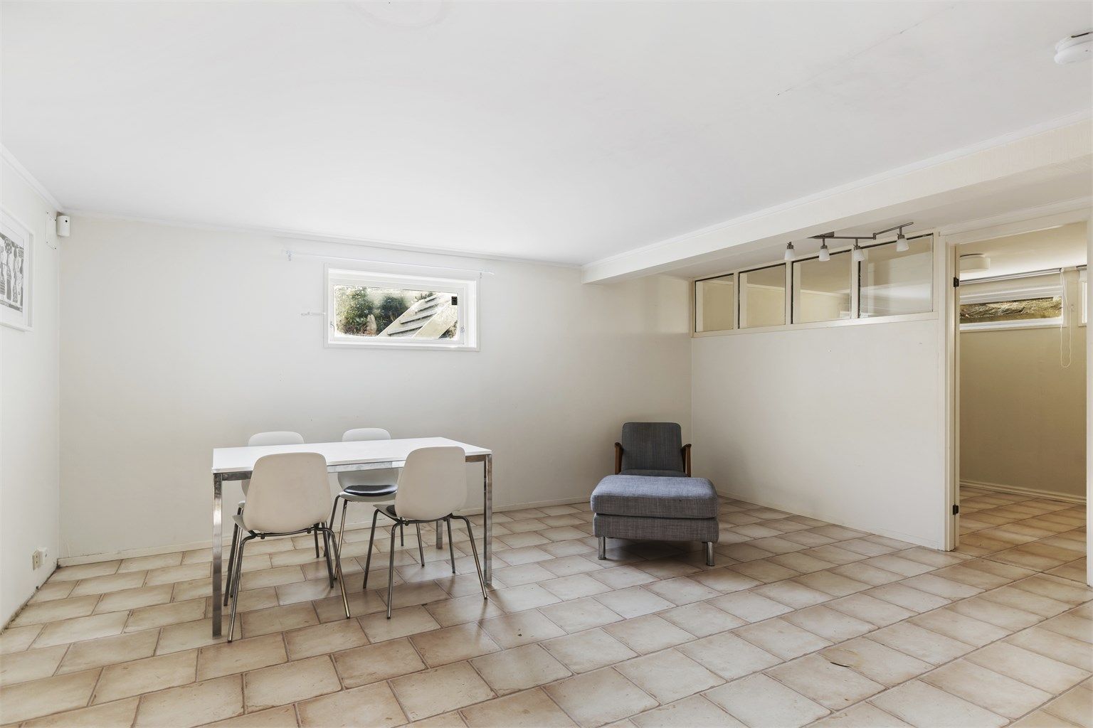 Kjellerstuen (Innredning av underetasjen er ikke omsøkt eller godkjent, og etasjen er derfor ikke godkjent for varig opphold.)