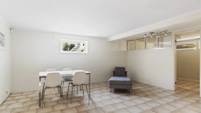 Kjellerstuen (Innredning av underetasjen er ikke omsøkt eller godkjent, og etasjen er derfor ikke godkjent for varig opphold.)