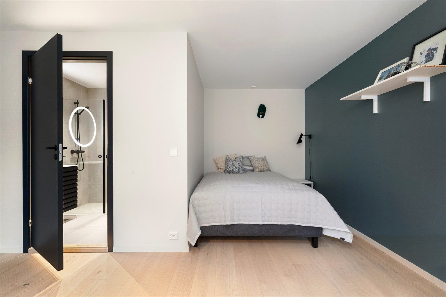 Der sengen står er det på byggetegning tegnet en bod. Det er lagt rør i veggen der sengen står mtp mulighet for kjøkken