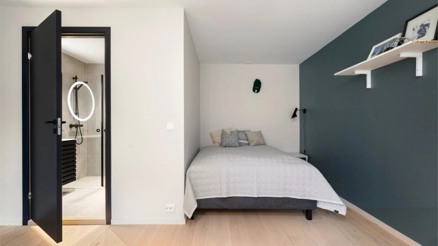 Der sengen står er det på byggetegning tegnet en bod. Det er lagt rør i veggen der sengen står mtp mulighet for kjøkken