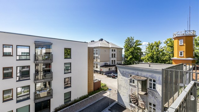 Leilighetens stue og soverom vender mot Skarmyrakvartalets indre del og er dermed avskjermet fra trafikken gjennom byen.