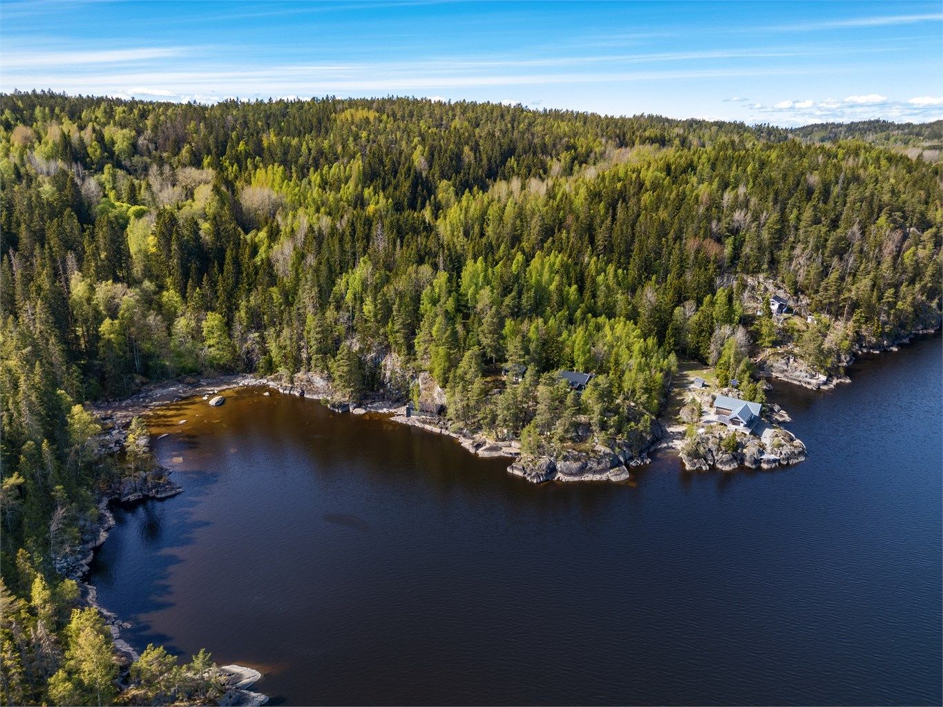 Eiendommen ligger fint skjermet fra nærmeste naboeiendommer med en flott strandlinje