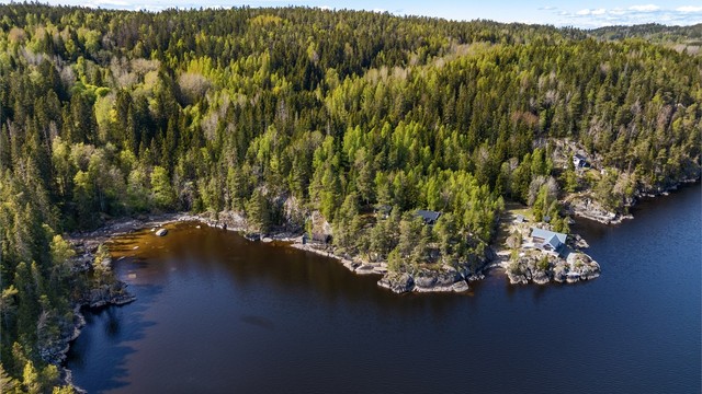 Eiendommen ligger fint skjermet fra nærmeste naboeiendommer med en flott strandlinje