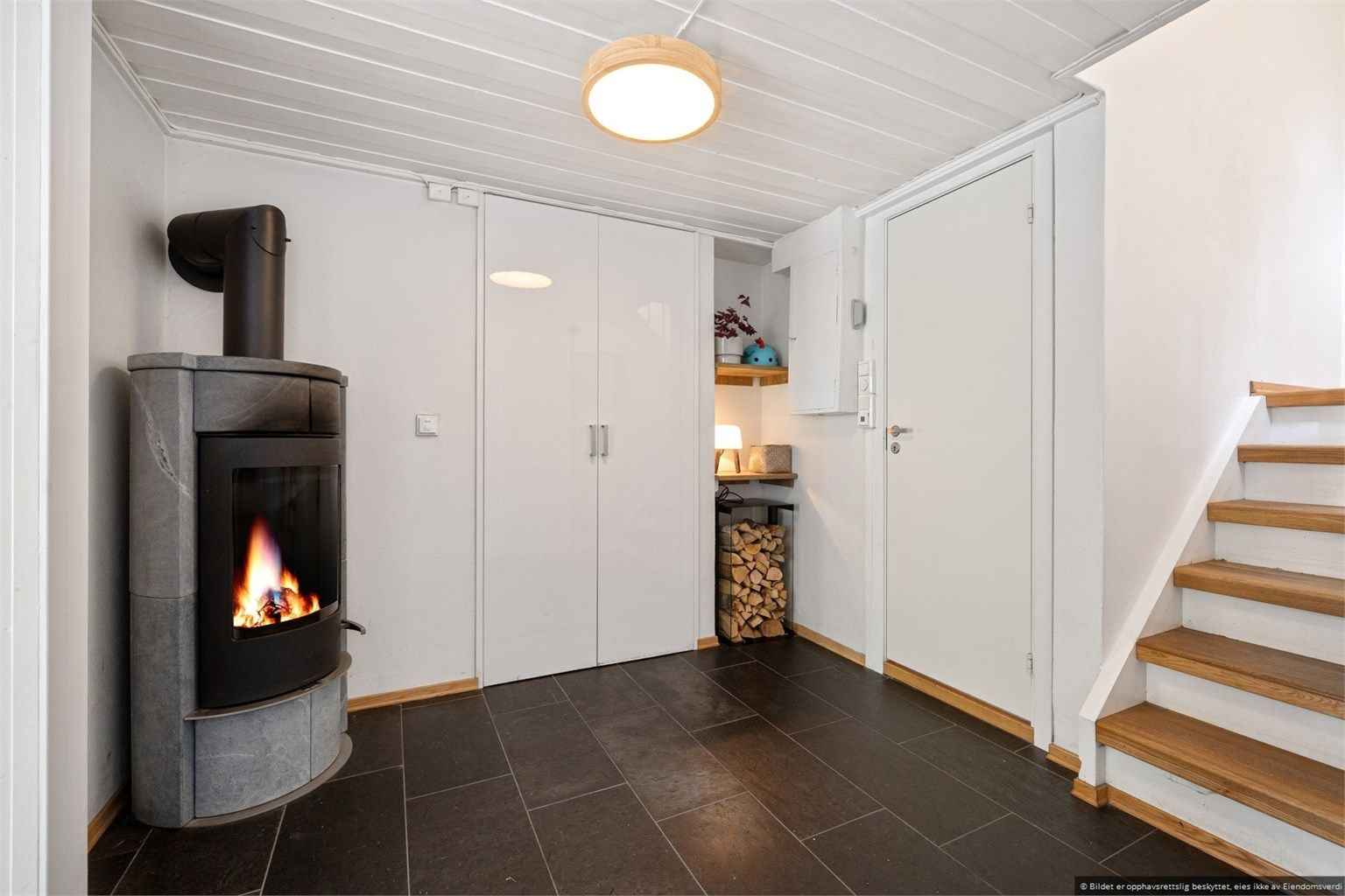 Innbydende flislagt entré, med praktisk garderobeskap. 