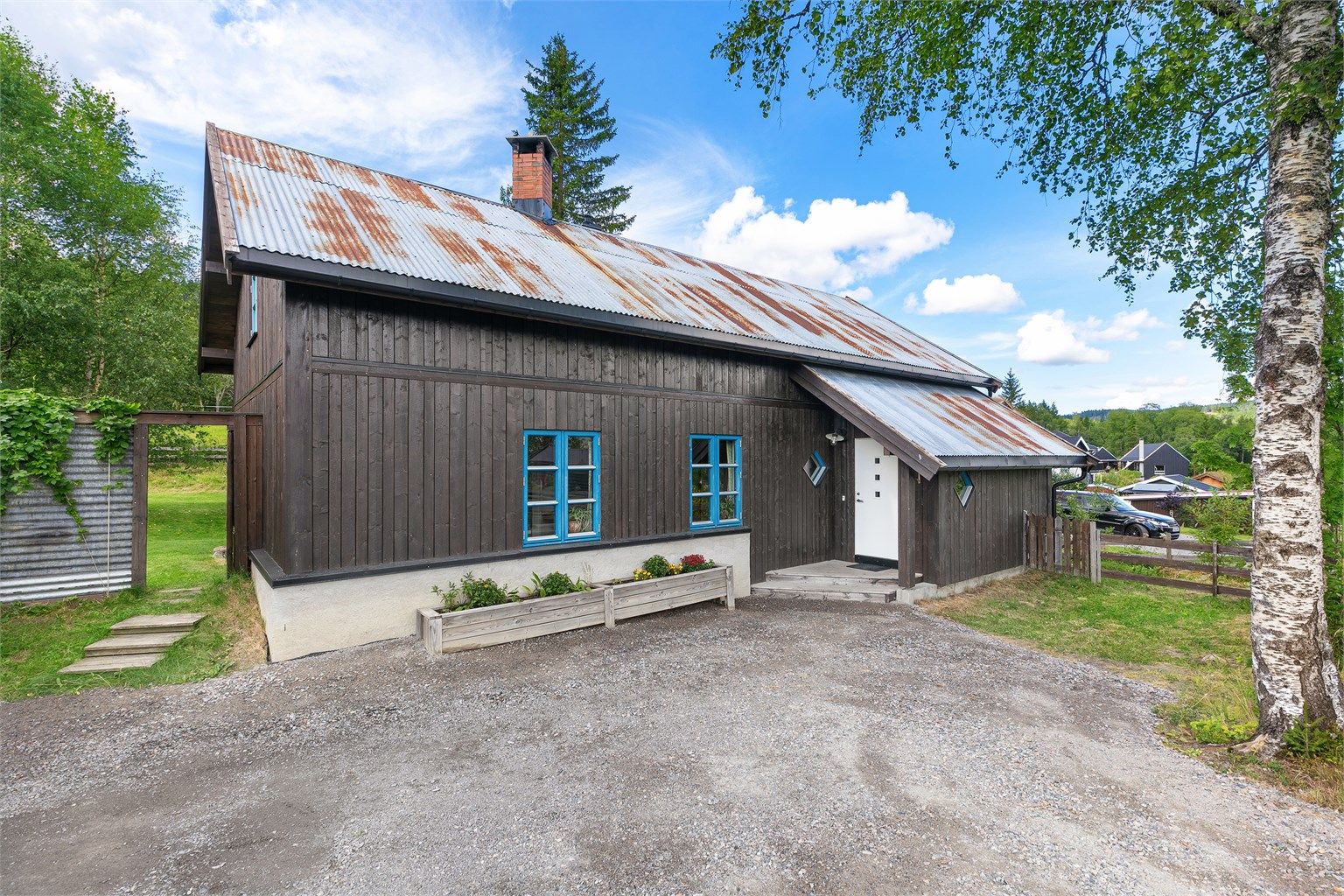 Inngangsparti med god adkomst og romslig gårdsplass.