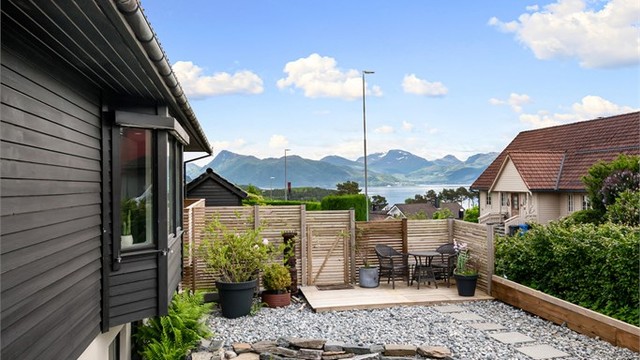 Flere hyggelige og usjenerte uteplasser på tomten.