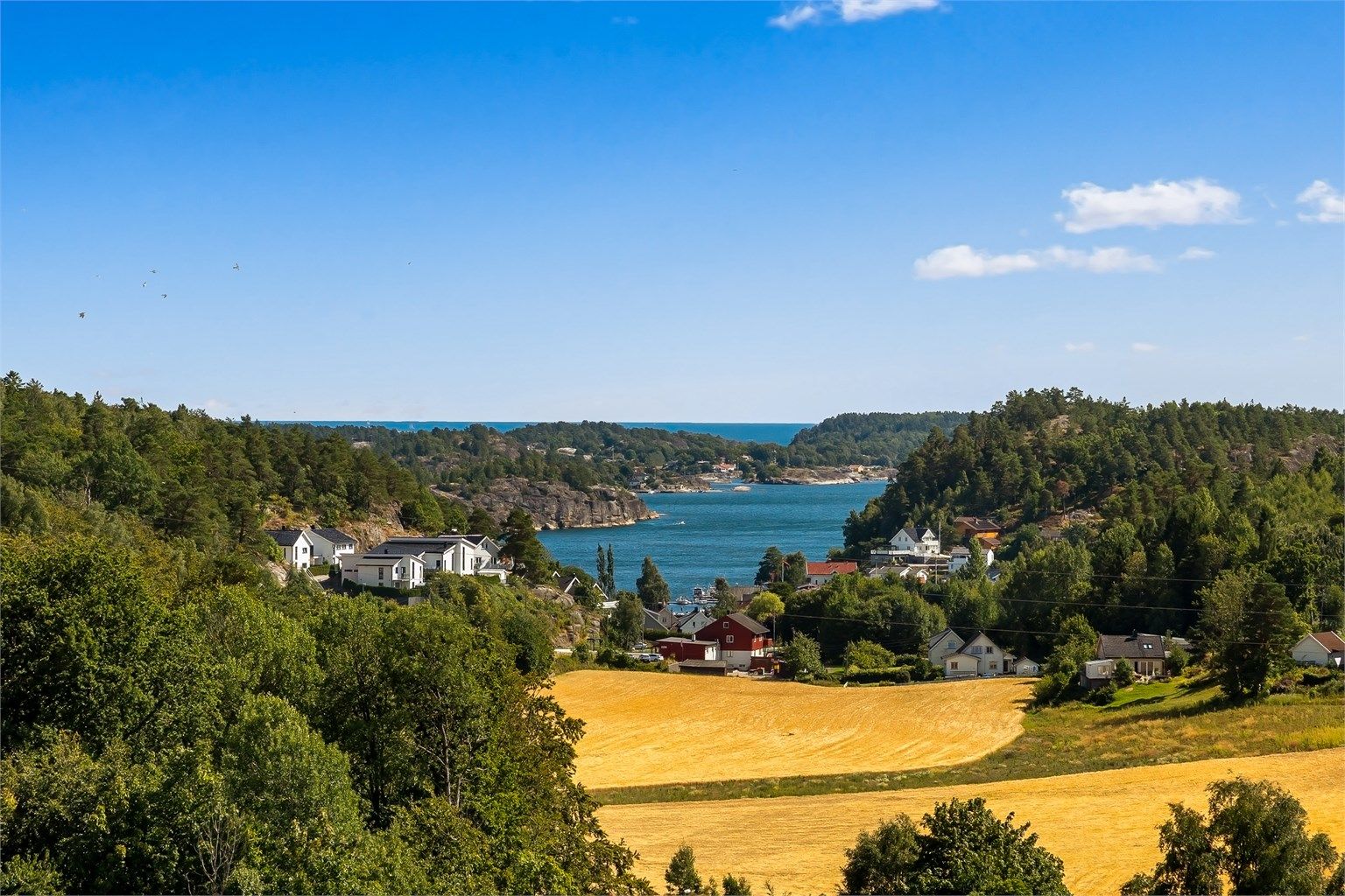 Her bor du usjenert og tilbaketrukket med utsikt over landskap og sjø.