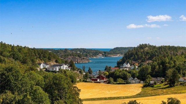 Her bor du usjenert og tilbaketrukket med utsikt over landskap og sjø.