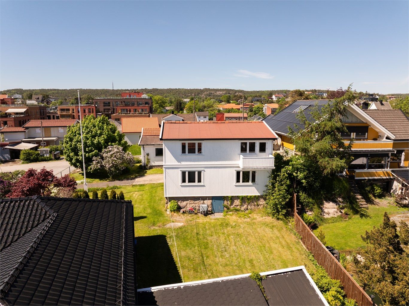 Både boligen og bryggerhuset bakenfor ble oppført på siste halvdel av 1800-tallet. Boligen ble påbygget i 1950. Begge er SEFRAK-registrert. Fotograf; Kristoffer Kristiansen.