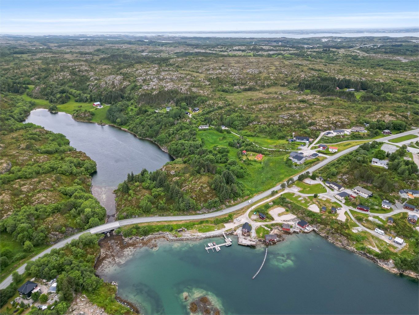 Med båt er det kort vei til mange av de vakre holmene i den vakre skjærgården. Det arrangeres årlig festivaler, sommershow, konserter og utstillinger, både på Ansnes og Knarrlagsund.