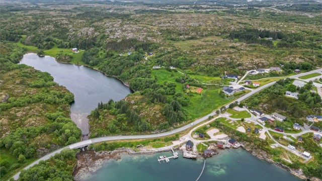 Med båt er det kort vei til mange av de vakre holmene i den vakre skjærgården. Det arrangeres årlig festivaler, sommershow, konserter og utstillinger, både på Ansnes og Knarrlagsund.