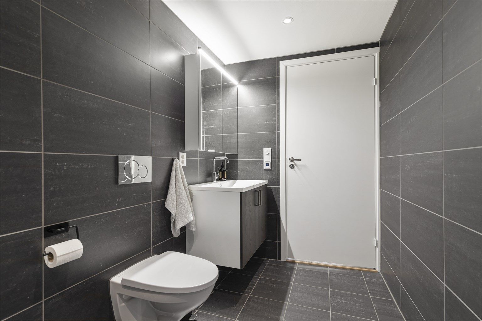 Nedsenket himling med downlights med vegghengt servantskap.