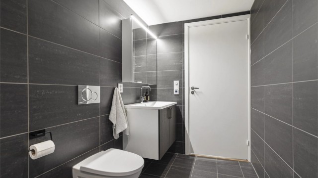 Nedsenket himling med downlights med vegghengt servantskap.