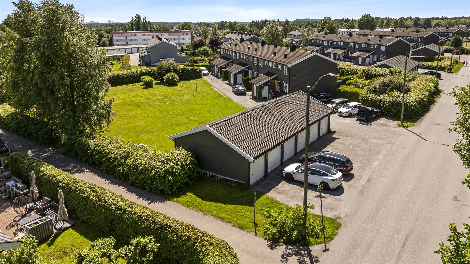 Boligen disponerer egen garasjeplass med mulighet for elbillading.
