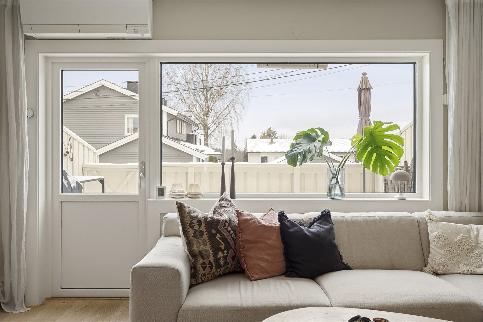 Hyggelig og usjenert utsyn fra stuen.