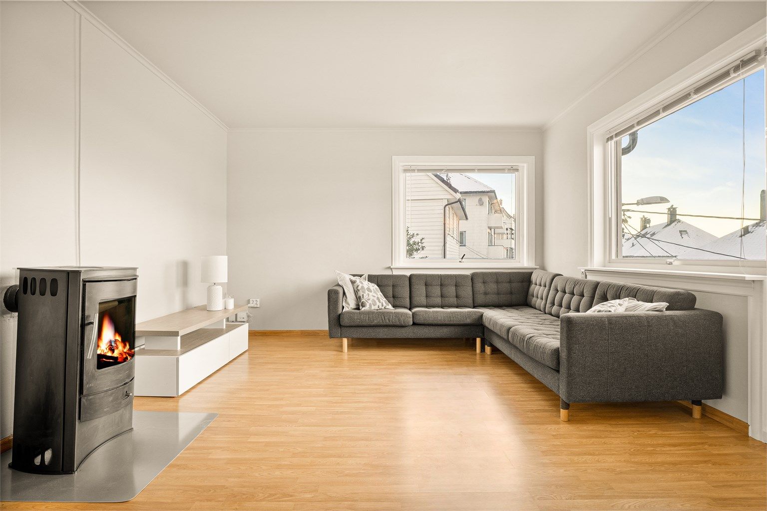 Lys og koselig stue med ved ovn. Perfekt for vintersesongen. 