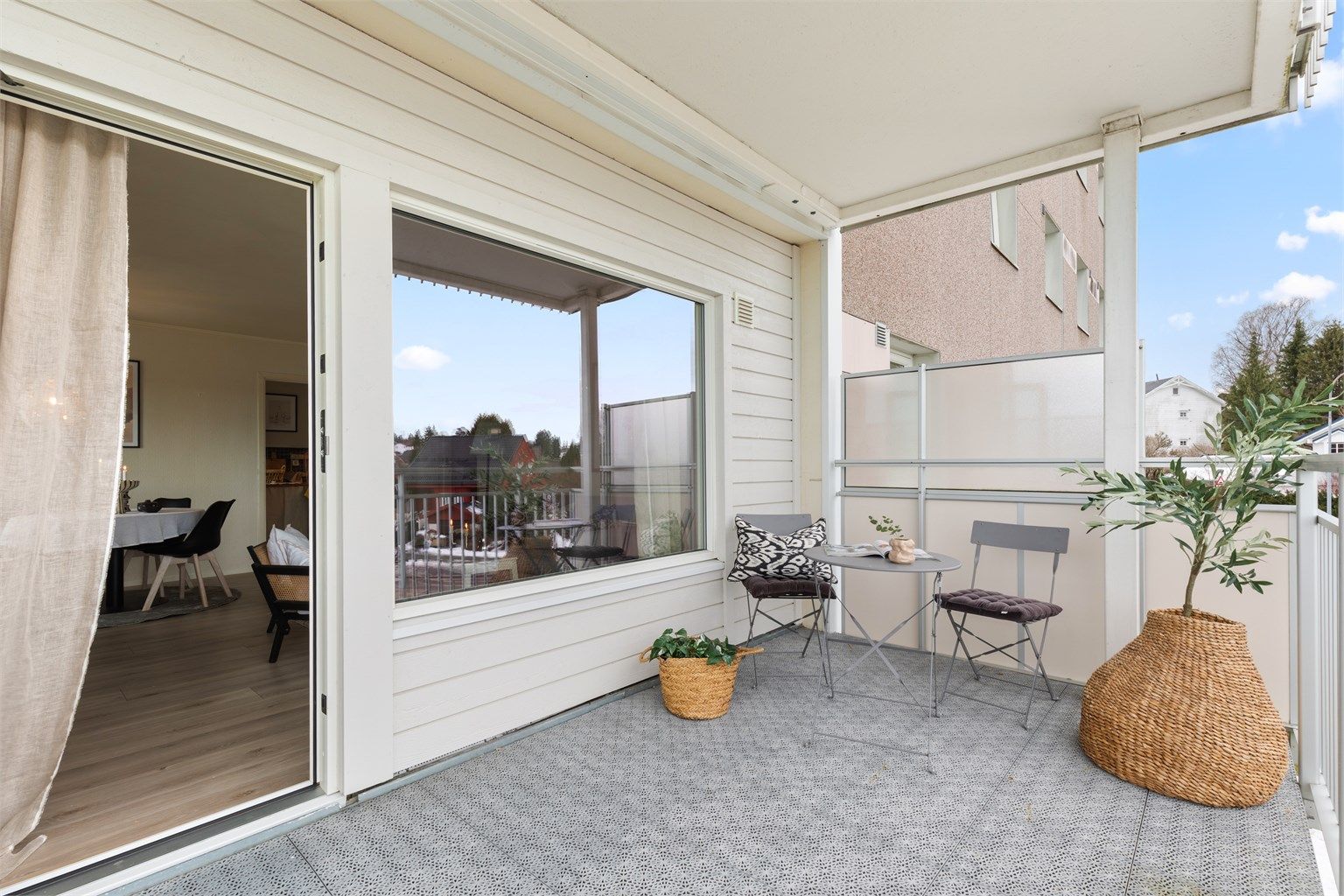 Balkong - adkomst til overbygget balkong fra stue