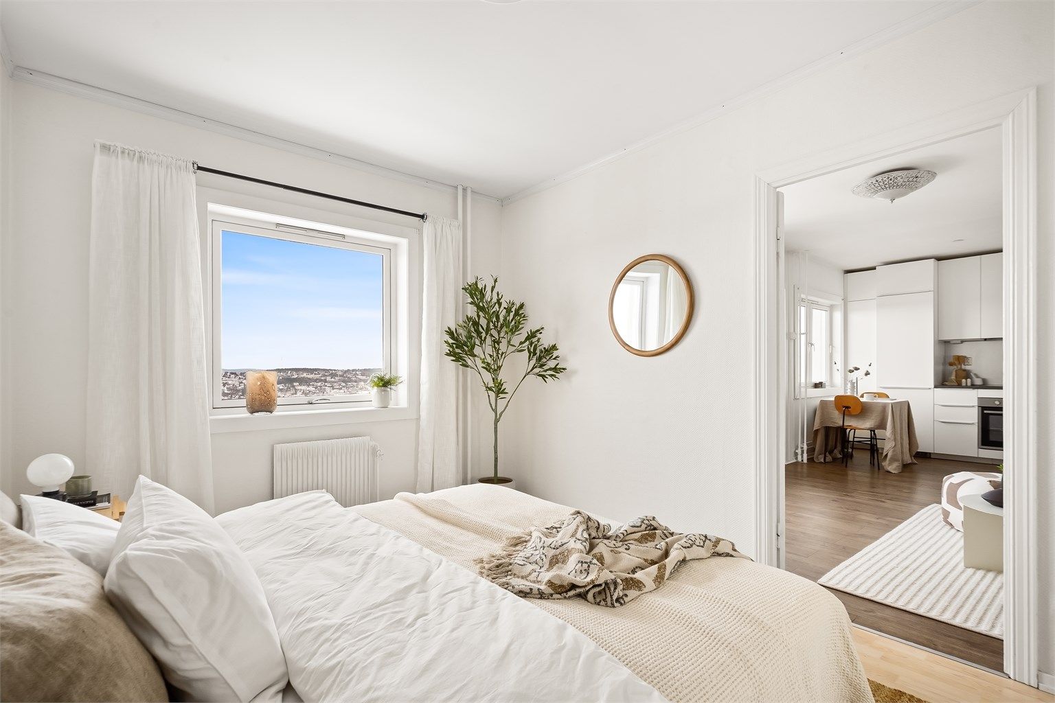 Også fra soverommet kan den fine utsikten nytes.