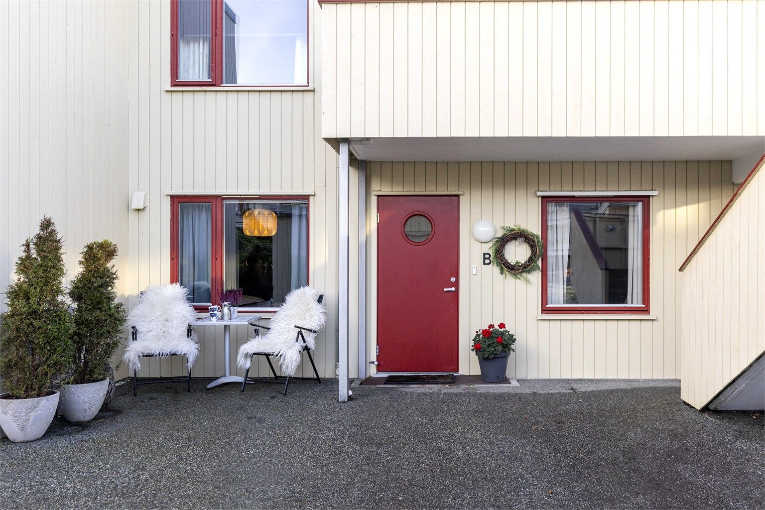 Trappefri inngang med en koselig krok – perfekt for å nyte morgenkaffen.