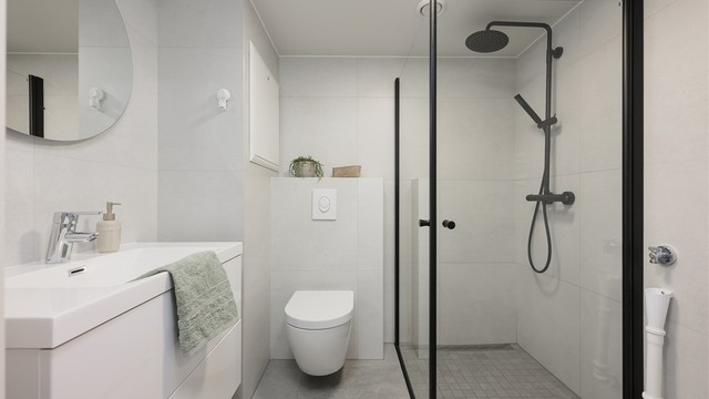 Badet ble oppgradert i 2023 med flislagte overflater, vegghengt toalett og dusjhjørne med regn- og hånddusj.