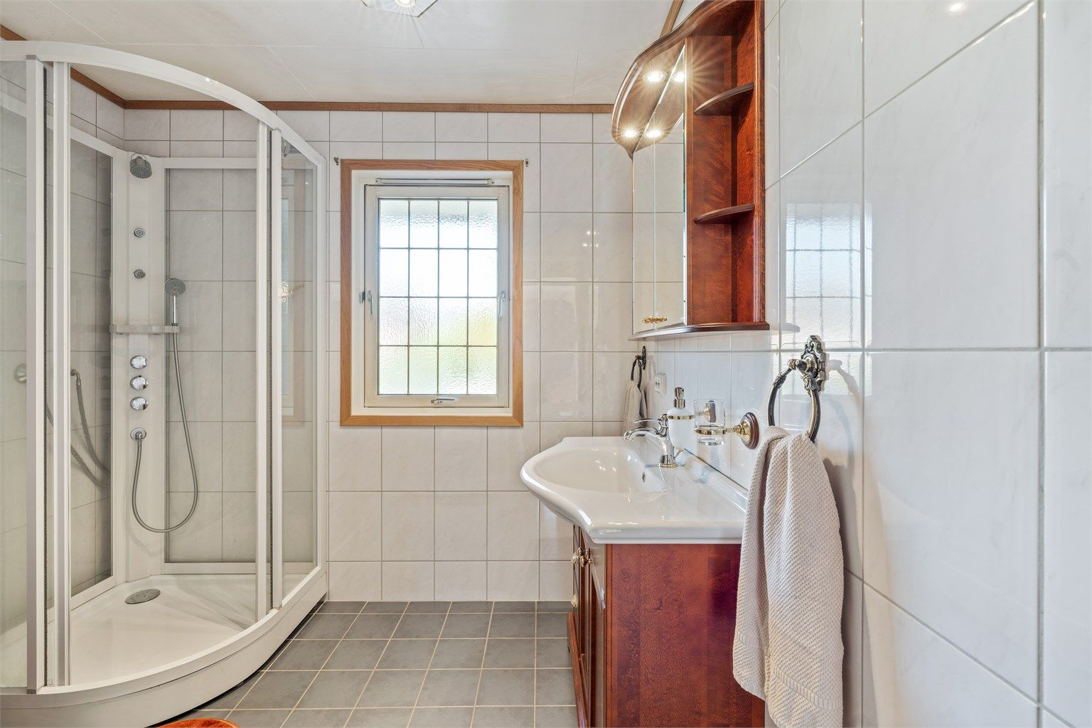 Badet er oppgradert i 2008 med fliser og gulvvarme