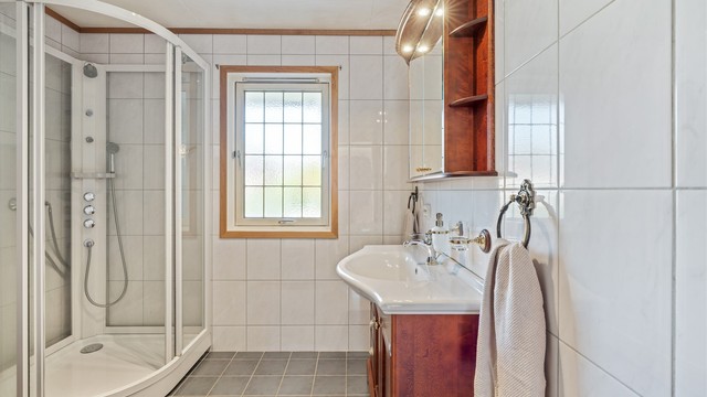 Badet er oppgradert i 2008 med fliser og gulvvarme