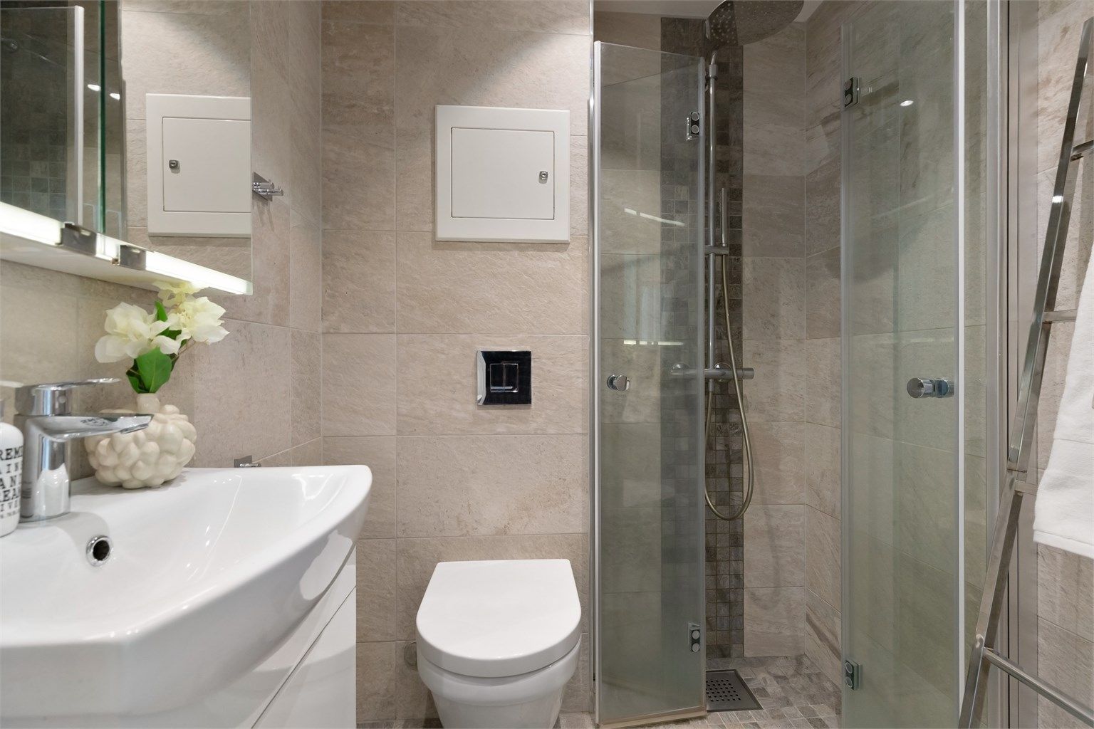 Badet ble oppgradert i 2017 og har gulvvarme, vegghengt toalett og en dusjnisje med regnfallsdusj.