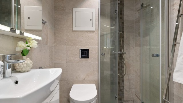 Badet ble oppgradert i 2017 og har gulvvarme, vegghengt toalett og en dusjnisje med regnfallsdusj.