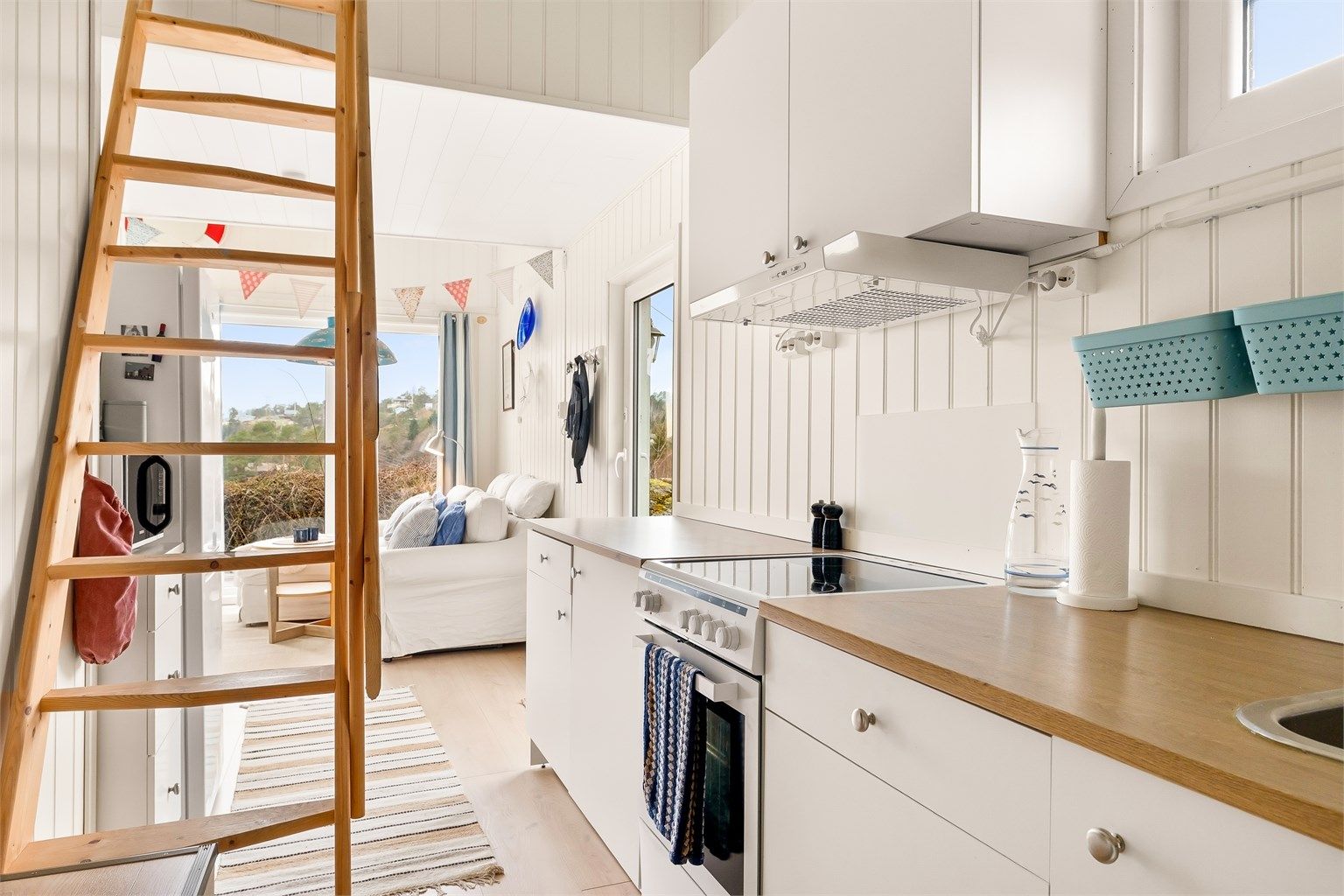 Åpen løsning mellom stue og kjøkken.