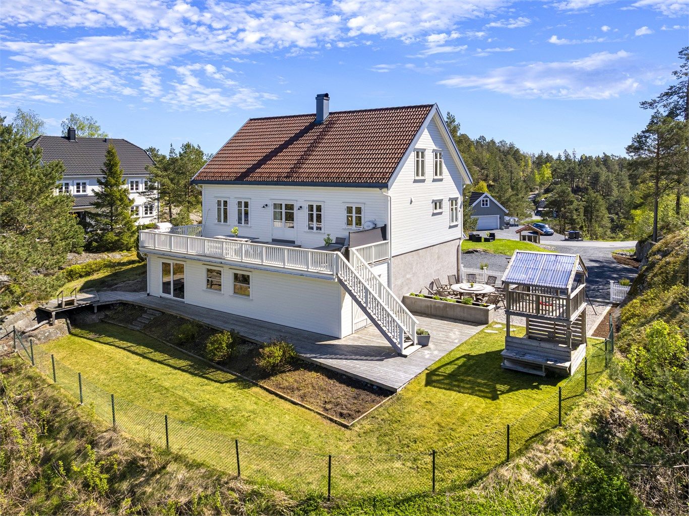 Enebolig fra 2013 på en stor og usjenert tomt. Boligen er innholdsrik med blant annet fem soverom og balansert ventilasjon for et godt inneklima.