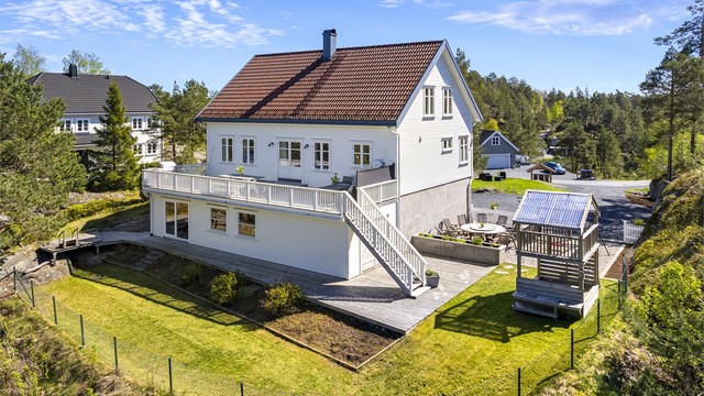 Enebolig fra 2013 på en stor og usjenert tomt. Boligen er innholdsrik med blant annet fem soverom og balansert ventilasjon for et godt inneklima.