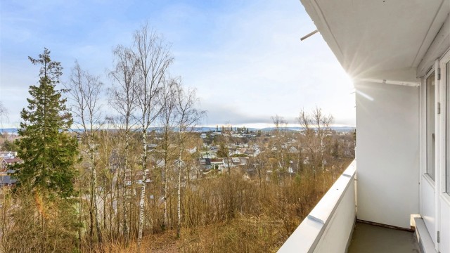Balkongen vender mot sydøst og har nydelig utsikt