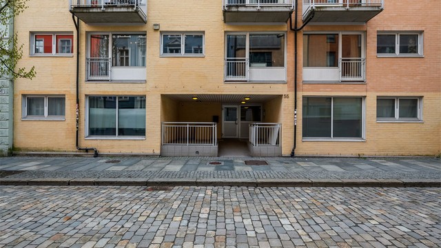 I en sjarmerende brosteinsbelagt gate ligger byggets inngang fint til med overbygget inngangsparti og heisen tar deg enkelt opp til leiligheten din.