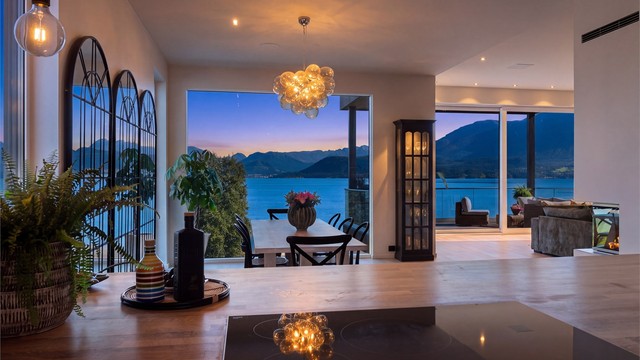 Kveldsstemning fra kjøkkenet med utsyn over fjorden og fjellene i bakgrunnen.