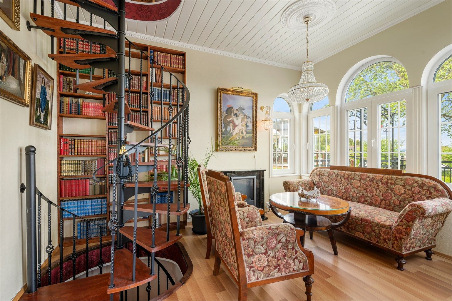 Trappen opp til tårnstua er et eget møbel i seg selv. Legg merke til trappen i hickory – et særlig hardført trevirke. 