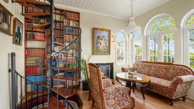 Trappen opp til tårnstua er et eget møbel i seg selv. Legg merke til trappen i hickory – et særlig hardført trevirke.