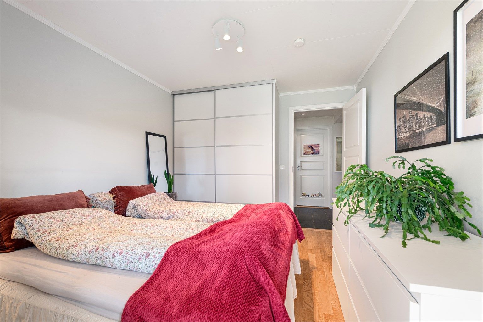 Skyvedørsgarderobe på hovedsoverom